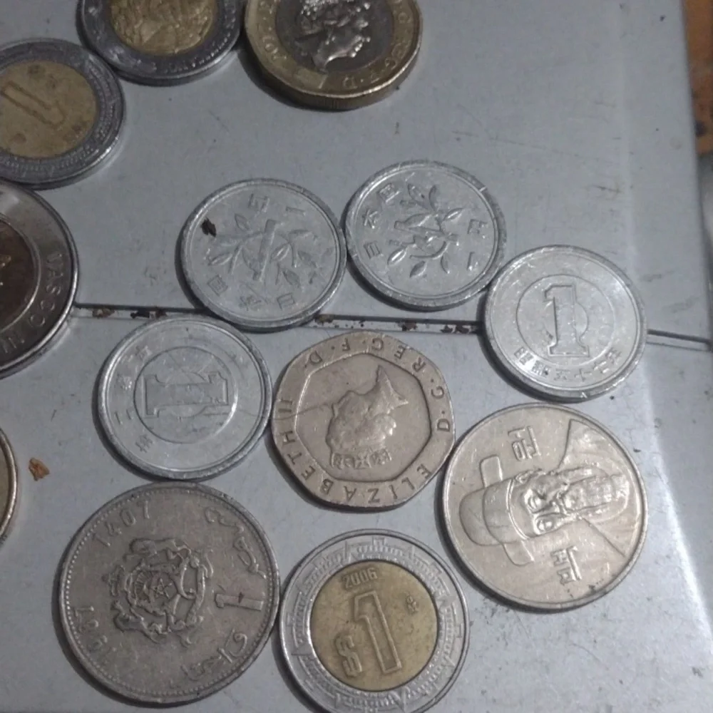 Assorted Foreign Coins Collection - Picture 2 of 5